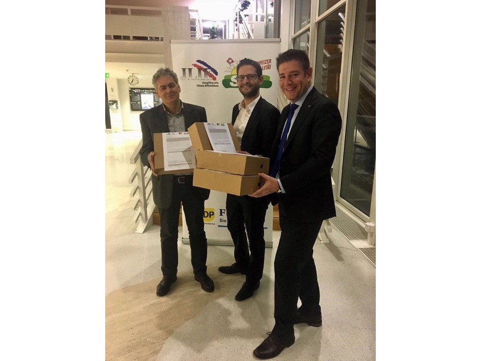 Initiative Dorfplatz - Uebergabe der Unterschriften